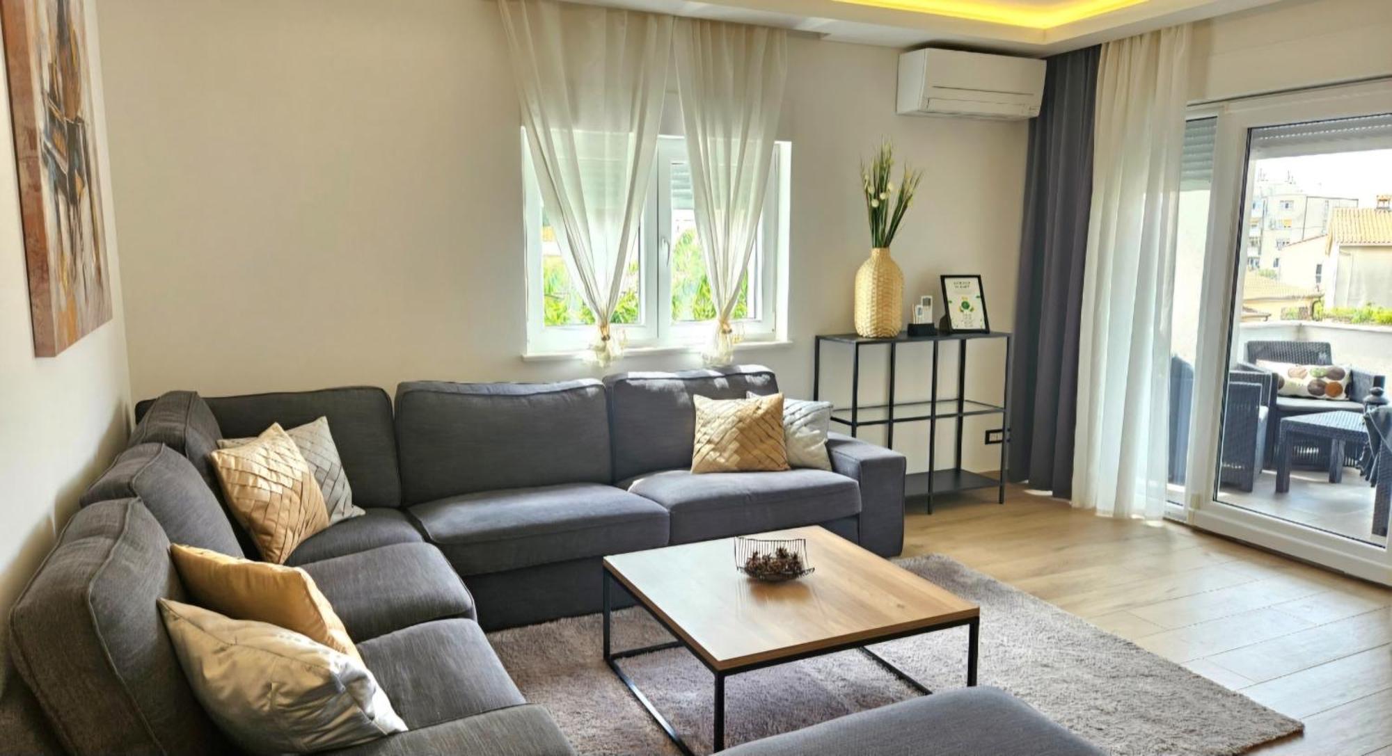Eximius Apartment Pula Buitenkant foto
