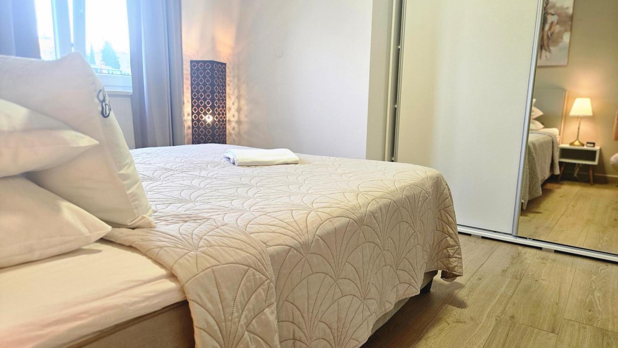 Eximius Apartment Pula Buitenkant foto